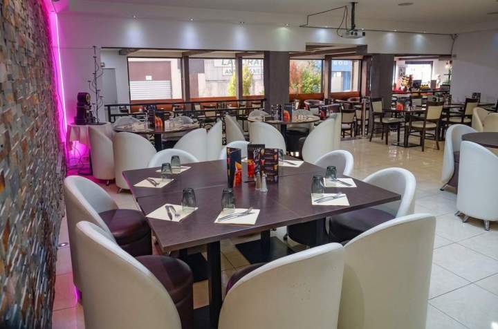 De nombreux plats succulents inspirés de la cuisine française et italienne sont servis dans notre restaurant traditionnel