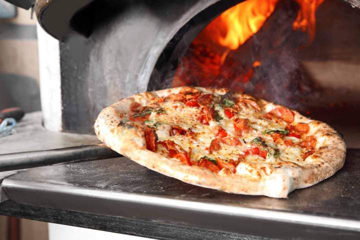 Goût unique, texture croustillante, cuisson rapide et homogène : rien n’égale les pizzas cuites au feu de bois qui font partie de nos produits phares